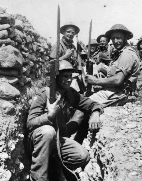 Британские солдаты в окопах на острове Крит.