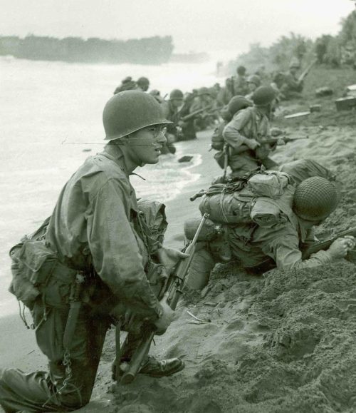 Высадка американских солдат на берег острова Новая Гвинея в районе города Аитапе.