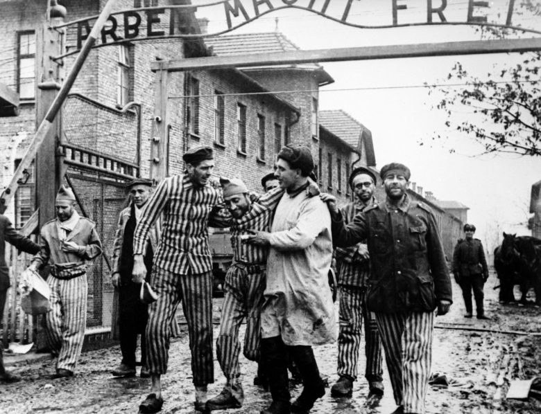 Советские солдаты выводят освобождённых узников концлагеря.