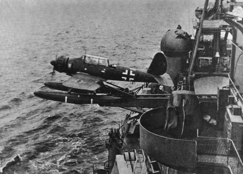Гидросамолет Arado «Ar 196» на катапульте крейсера.