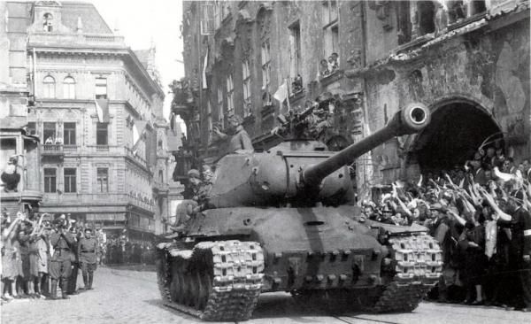 Советские войска на улицах Праги. 
