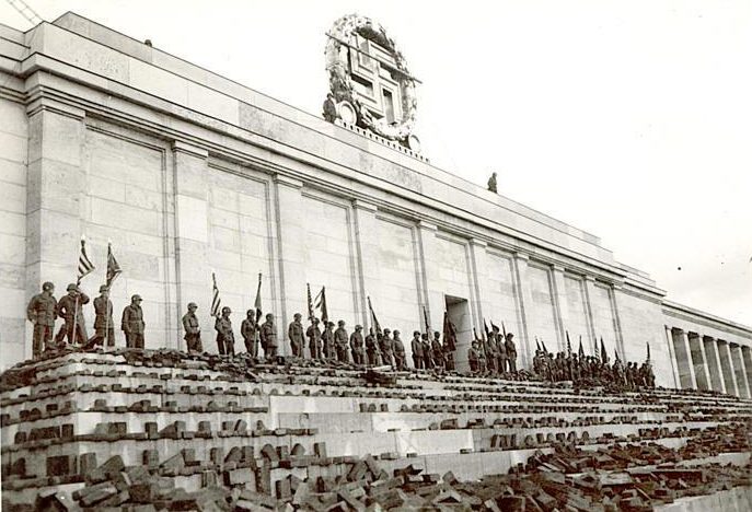 Американцы у стадиона на Адольф Гитлер Платц. 20 апреля 1945 г. 