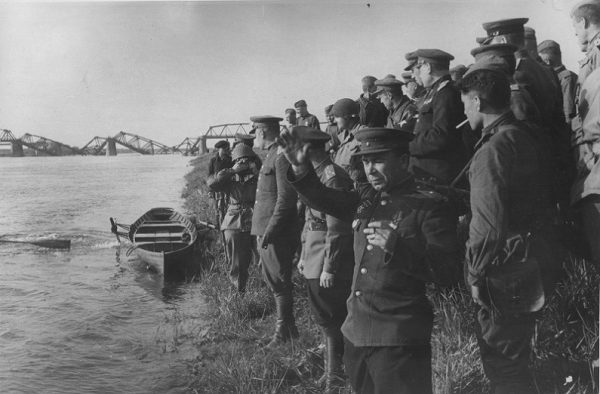 Приветствие американцам на берегу Эльбы. 25 апреля 1945 г.