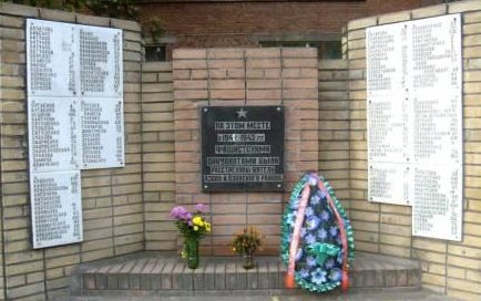 г. Азов. Мемориальные доски жертва фашизма в период оккупации города и района в 1942-1943 годы, установленные в 1997 году по улице Красногоровской 15.
