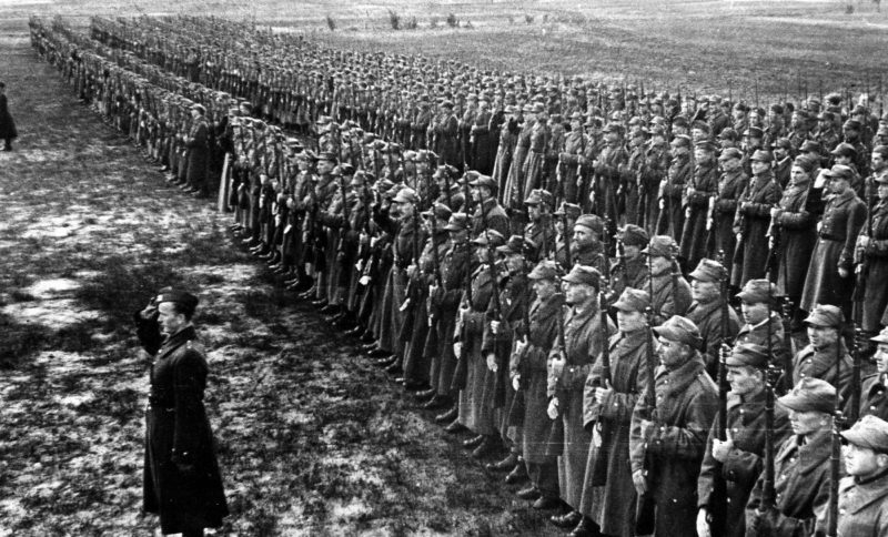 «Армия Андерса» перед убытием из СССР на помощь англичанам. 1942 г.