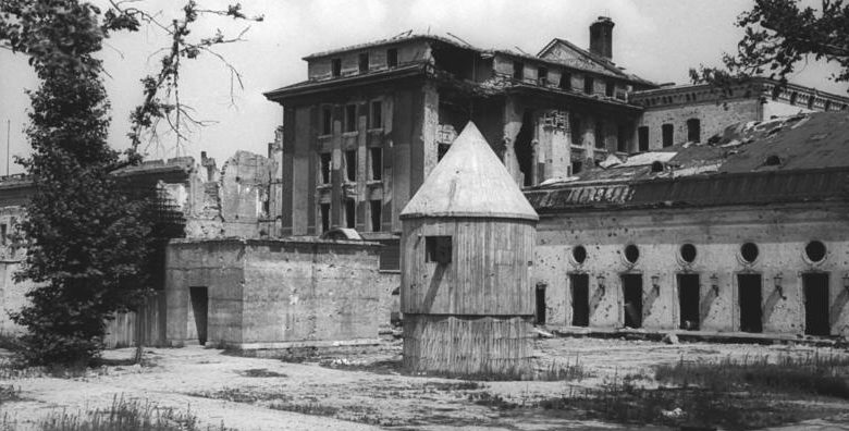 Выход из бункера в сквер двора Рейхсканцелярии, где были сожжены трупы Гитлера и Евы Браун.