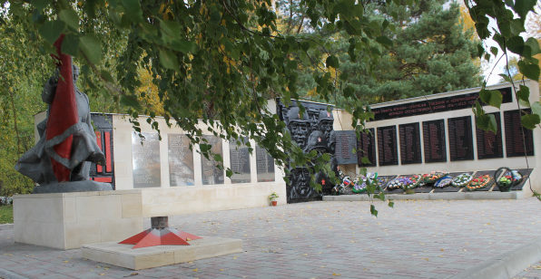 ст-ца. Мешковская Верхнедонского р-на. Мемориал по проспекту Победы 5а, установленный в 1974 году на братской могиле советских воинов.