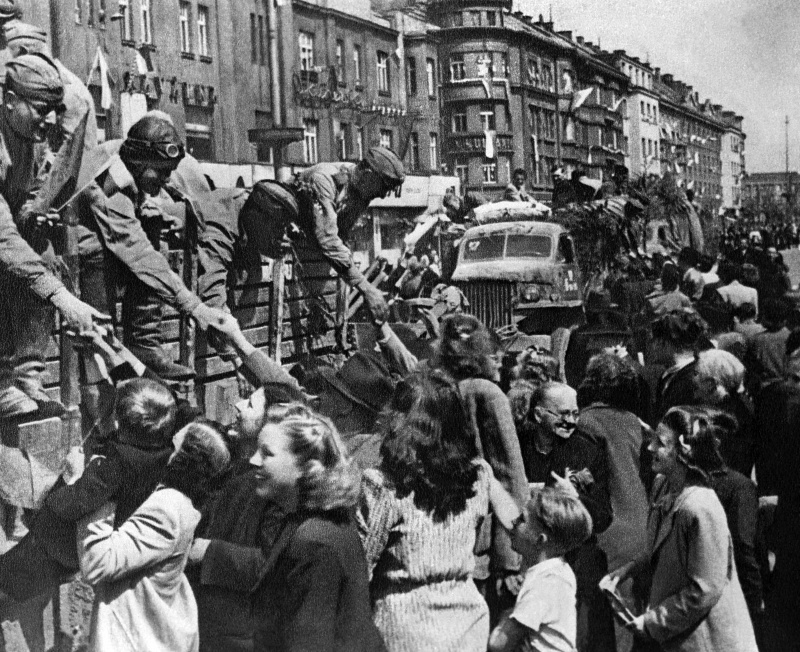 Жители Праги встречают советских солдат-освободителей.