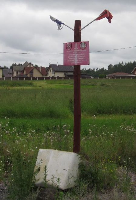 Памятный знак «Майнильский инцидент». Надпись на табличке «Здесь, на месте бывшей деревни Майнила 26 ноября 1939 года раздались выстрелы, приведшие к началу Советско-Финской войны 1939-40 гг.». Знак установлен «Федерацией социалистов СПб» 30 ноября 2009 года. 