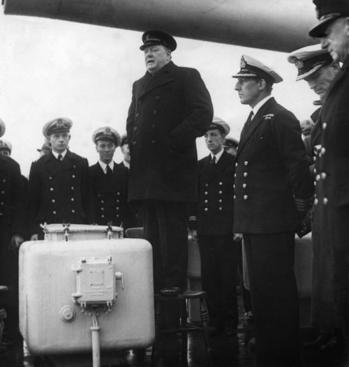 У. Черчилль выступает перед командой британского тяжелого крейсера «Exeter», возвратившегося после сражения у Ла-Платы с немецким линкором «Адмирал граф Шпее». Декабрь 1939 г.