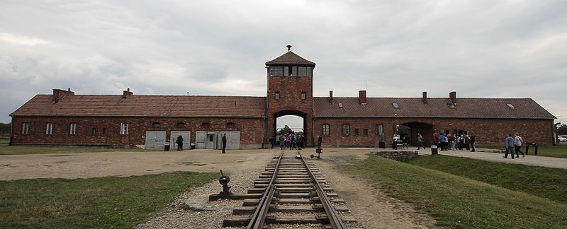 Главные ворота лагеря «Аушвиц II».