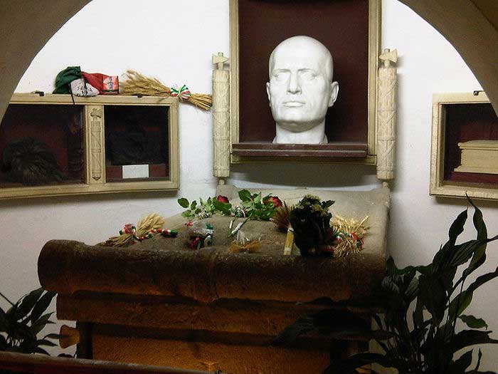 Могила Бенито Муссолини в фамильном склепе. 