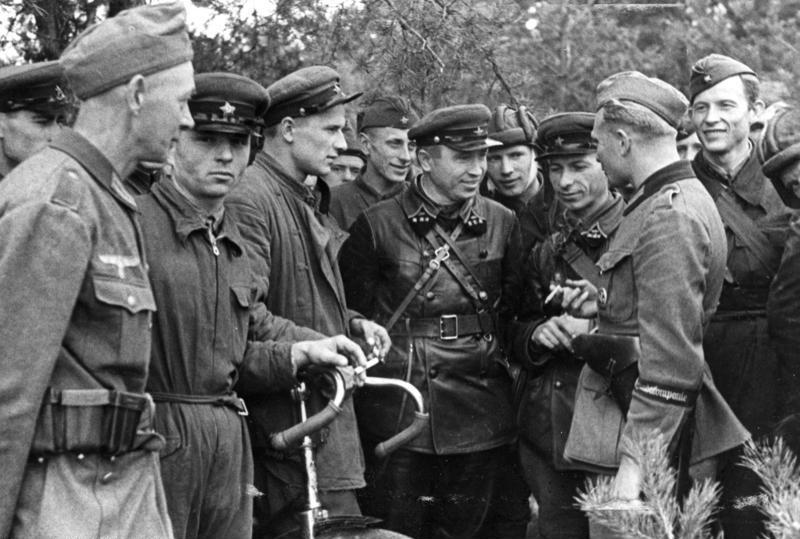 Встреча немецких и советских военнослужащих во время раздела Польши. Сентябрь 1939 г.