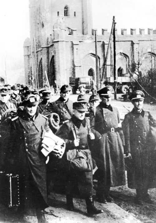 Пленные немецкие солдаты и офицеры у Королевских ворот Кёнигсберга. 12 апреля 1945 г.