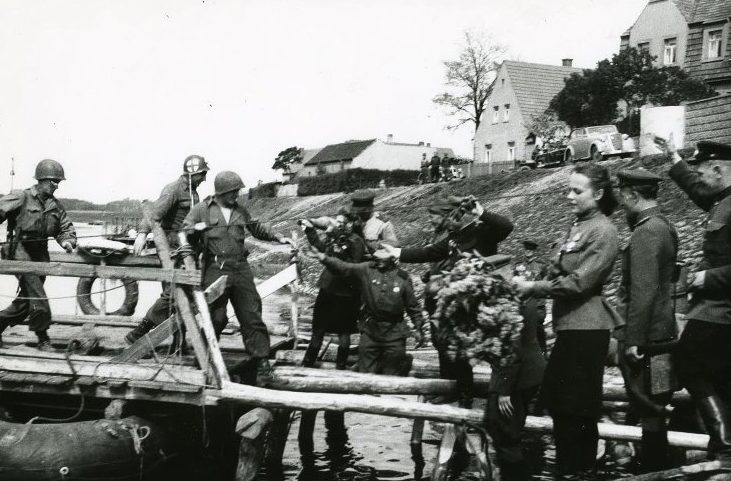 Американцы переправляются на советском пароме через Эльбу. 25 апреля 1945 г.