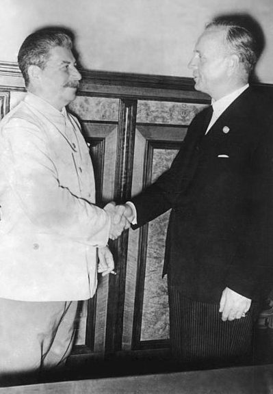 Сталин и Риббентроп в Кремле. 23 августа 1939 года.