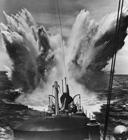 Взрыв глубинных бомб во время охоты на подлодку.