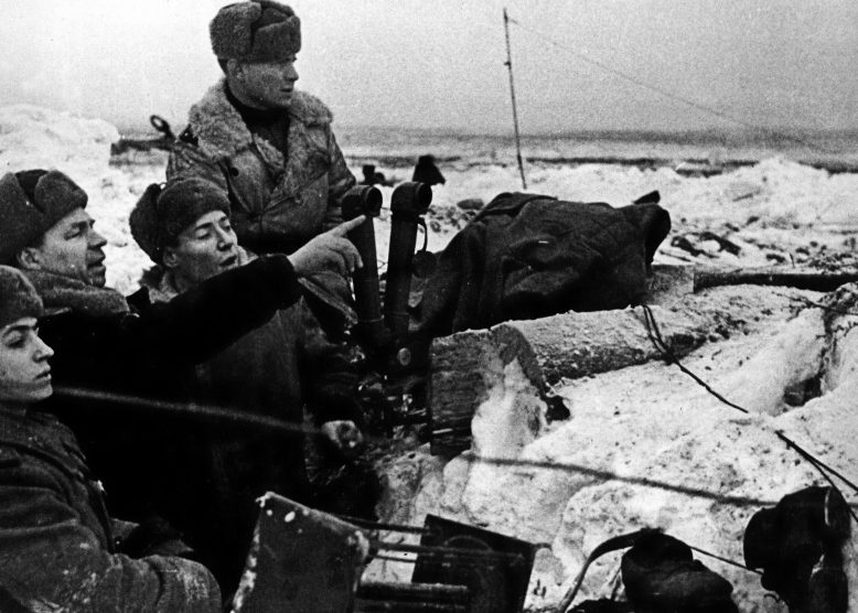 Командир 136-й стрелковой дивизии генерал-майор Николай Симоняк на наблюдательном пункте. Январь, 1943 г. 