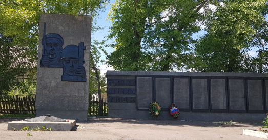 х. Новониколаевский Верхнедонского р-на. Мемориал на Центральной площади 4а, установленный в 1961 году в память о погибших земляках.