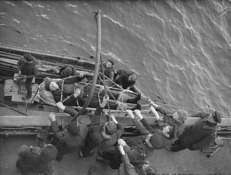 Тренировка моряков спасательного судна. 1940 г. 