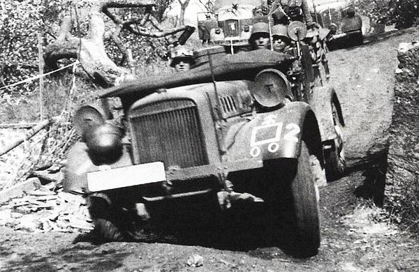 Колонна машин Вермахта в районе Седана. Франция, май 1940 года.