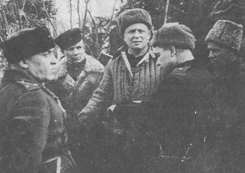 Командир 30-го стрелкового корпуса генерал-майор Николай Симоняк (второй справа). Январь, 1944 г. 