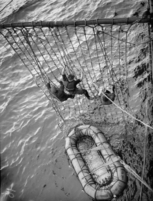 Тренировка моряков спасательного судна. 1940 г.