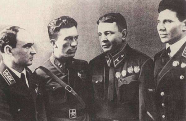 Лётчики-добровольцы в Китае. Слева направо: Ф.П. Полынин, П.В.Рычагов, А.Г. Рытов, А.С. Благовещенский.