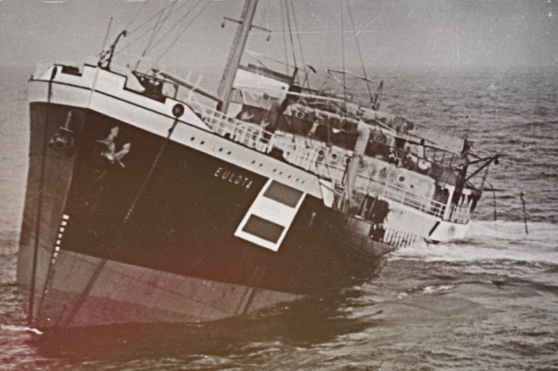 Торпедированный немецкой подлодкой «U-28» голландский танкер «Эулота» уходит под воду. Март 1940 г.