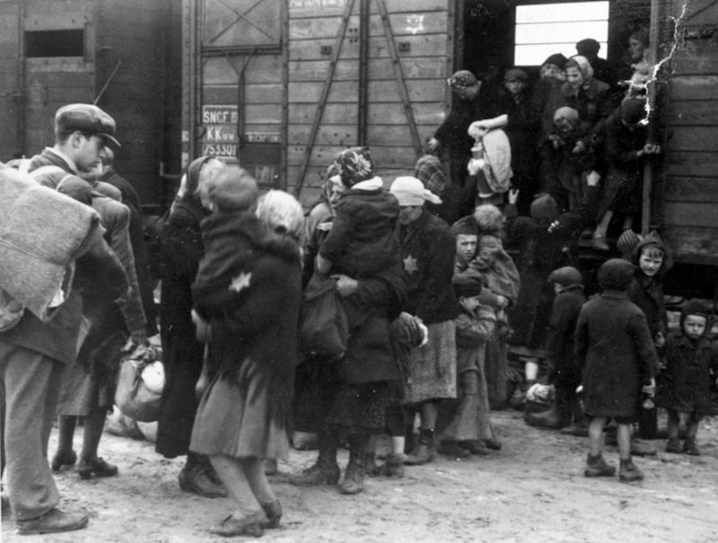 Прибытие эшелона с будущими узниками в Освенцим.