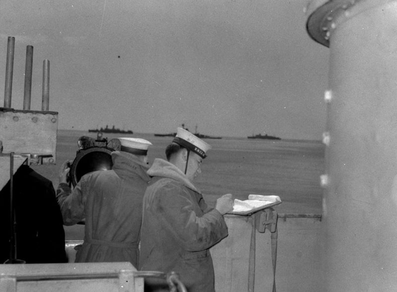 Сигнальщики эсминца «Assiniboine» на связи с кораблем конвоя. Июль 1940 г.
