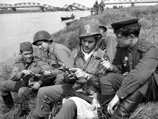 Американцы на советской стороне Эльбы. 25 апреля 1945 г.