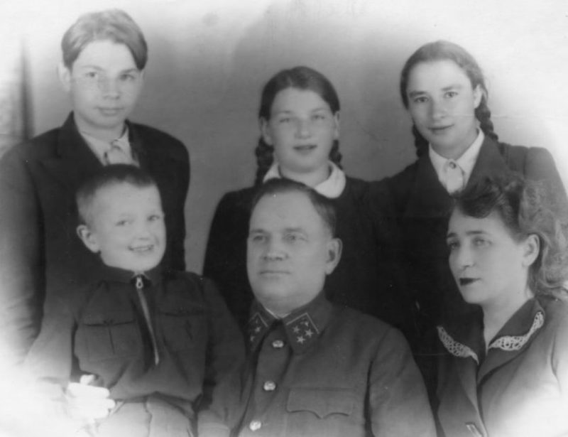 Хрулев с семьей. 1942 г.