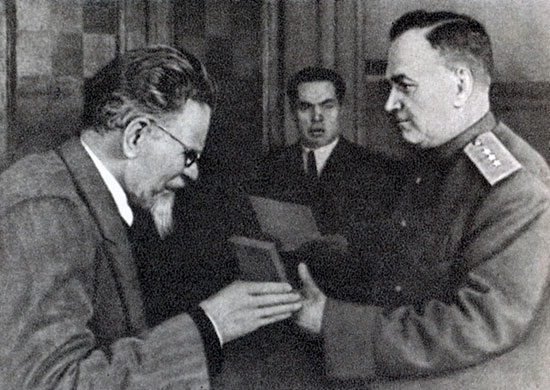 М.И. Калинин вручает А.В. Хрулеву орден Суворова 1-й ст. 1943 г.
