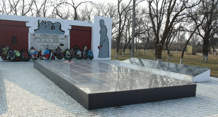 ст-ца. Запорожская Темрюкского р-на. Памятник по улице Ленина 23б, установленный на братской могиле, в которой похоронено 310 советских воинов. 