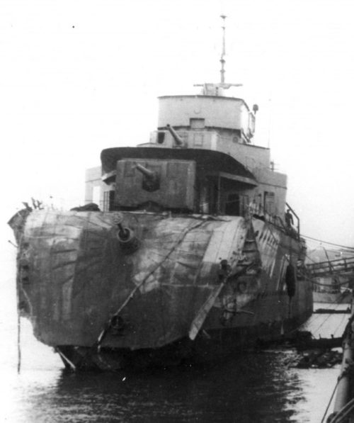 Канадский эсминец «Saguenay», поврежденный торпедой с итальянской подводной лодки «Argo». Декабрь 1940 г.