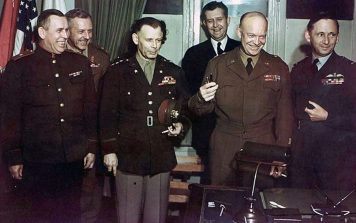 После подписания капитуляции. В первом ряду: Суслопаров, Смит, Эйзенхауэр, маршал авиации Королевских ВВС Артур Теддер.