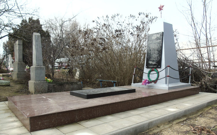 п. Ильич Темрюкского р-на. Памятник по улице Школьной 67б, установленный на братской могиле, в которой похоронено 14 советских воинов.