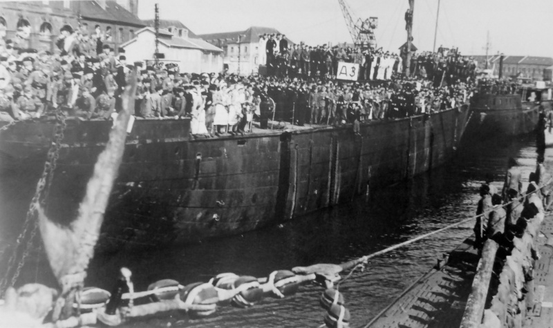 Встреча вернувшейся из похода немецкой подлодки «U-123» на базе субмарин в Лорьяне. 1941 г. 