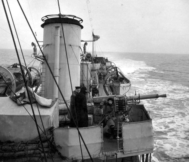Матросы-зенитчики канадского эсминца «Assiniboain» на боевом посту около 40-мм автоматической зенитной пушки QF 2-pounder. 1942 г. 
