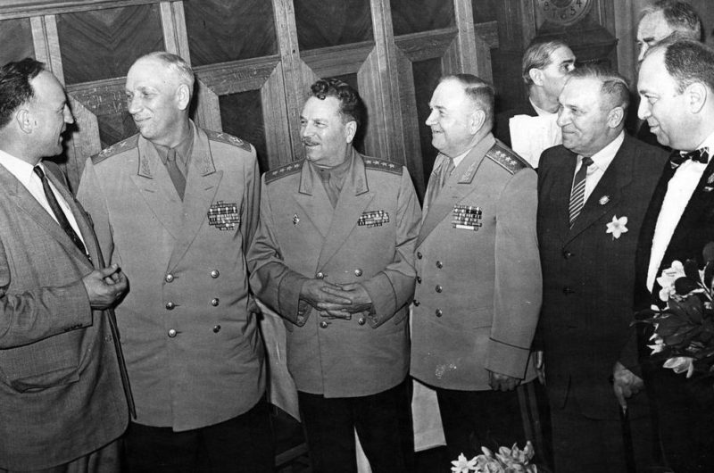 Генерал армии А.В. Хрулев с Главным маршалом артиллерии Н.Н. Вороновым и генералом армии И.В.Тюленевым. 1956 г.