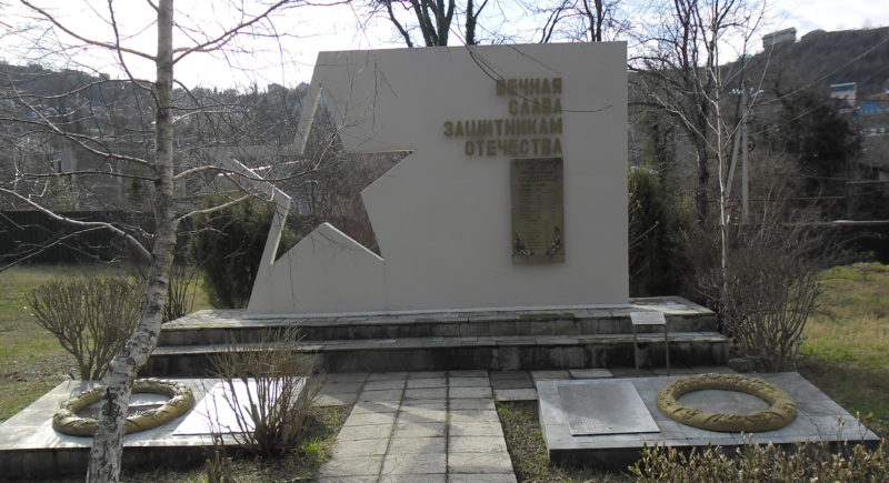 г. Туапсе. Памятник по улице Сочинской 70, установленный в 1995 году на братской могиле советских воинов, умерших в госпитале.