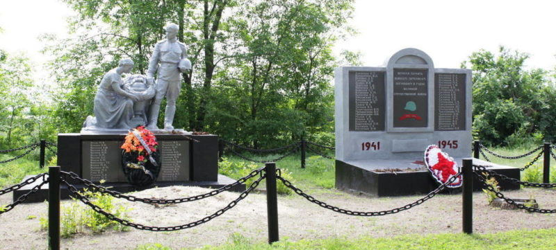 х. Красный Кут Веселовского р-на. Мемориал, установленный на братской могиле, в которой похоронено 75 советских воинов, погибших в боях за хутор в 1942-1943 годах.