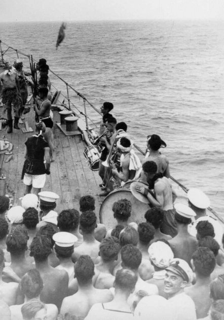 Команда британского крейсера «Dunedin» на церемонии в честь пересечения экватора. Апрель 1941 г. 
