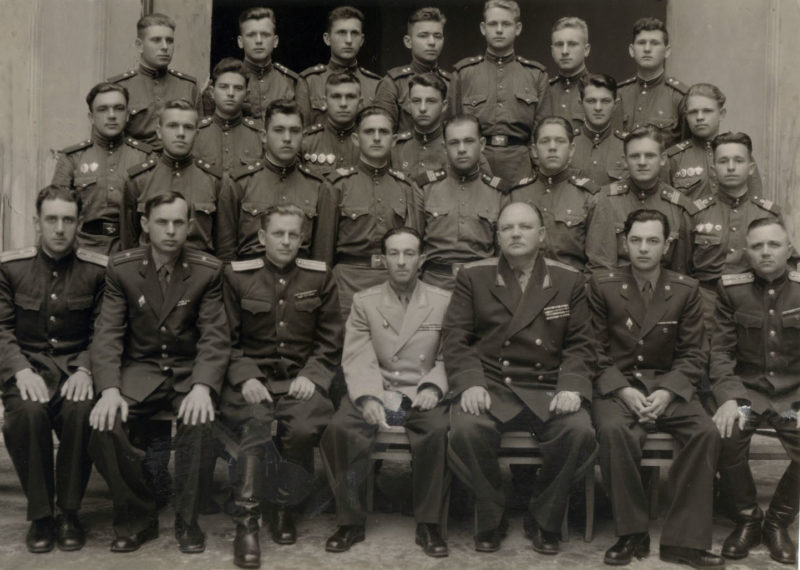 Г.Г.Соколов с делегатами окружной комсомольской конференции от Черновицкого погранотряда. г Львов. 1956 г.