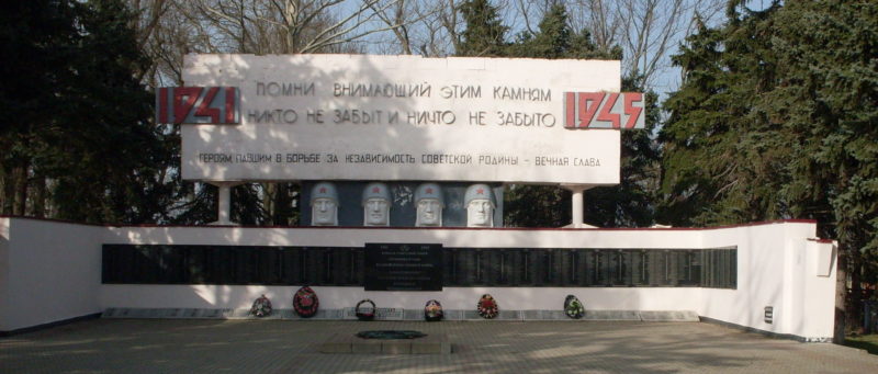 ст-ца. Курчанская Темрюкского р-на. Памятник, по улице Красной установленный на братской могиле, в которой похоронено 837 советских воинов.