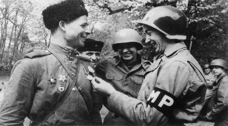 Советские воины на американской стороне Эльбы. 25 апреля 1945 г.