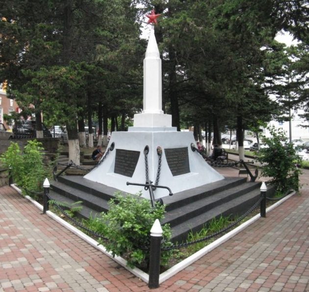 г. Туапсе. Памятник на площади Ильича, установленный на братской могиле, в которой похоронено 19 воинов, погибших при защите Военно-морской базы Туапсе.
