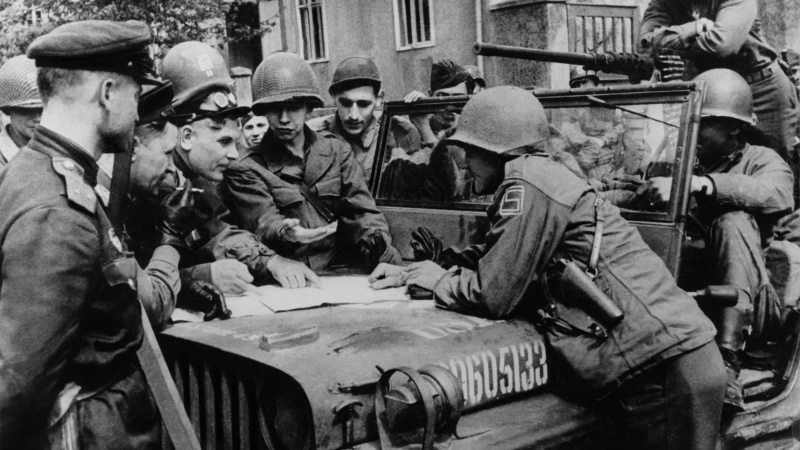 Советские воины на американской стороне Эльбы. 25 апреля 1945 г.