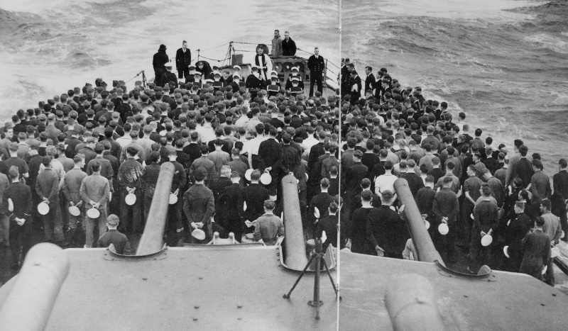 Церемония погребения трех матросов на британском легком крейсере «Sheffield». Май 1941 г.
